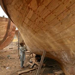 Esta fotografía muestra al artesano Muhammad Asif construyendo una embarcación tradicional de madera en un astillero de Ibrahim Hyderi, en Karachi, Pakistán. | Foto:Asif Hassan / AFP