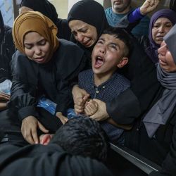 Mohamed, hermano del palestino Islam Ajouri, de 14 años, llora junto a sus familiares la muerte de su hermano en el Hospital Rafidia de Nablus, en la Cisjordania ocupada por Israel, tras haber sido presuntamente asesinado ese mismo día por disparos del ejército israelí en el cercano campamento de refugiados de Askar, según el Ministerio de Salud palestino. | Foto:JAAFAR ASHTIYEH / AFP