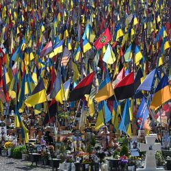 Personas visitan el cementerio de Lychakiv para rendir homenaje a los soldados ucranianos caídos en el Día de la Independencia de Ucrania, en Lviv, en medio de la invasión rusa de Ucrania. | Foto:YURIY DYACHYSHYN / AFP