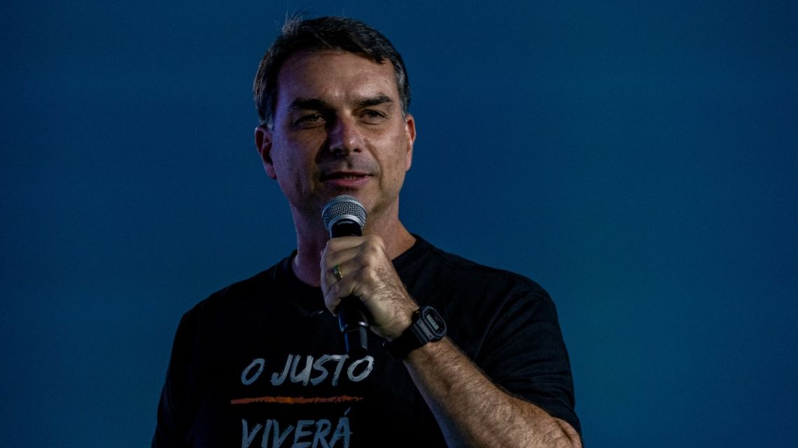Lula's poll lead over Bolsonaro shrinks as Brazil election campaign opens