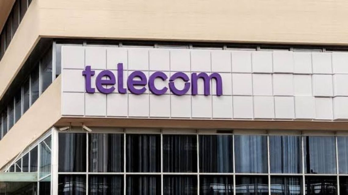 Telecom debe pagar a una usuaria más de ,7 millones por cobrarle líneas que no pidió y mandarla al Veraz Telecom debe pagar a una usuaria más de ,7 millones por cobrarle líneas que no pidió y mandarla al Veraz
