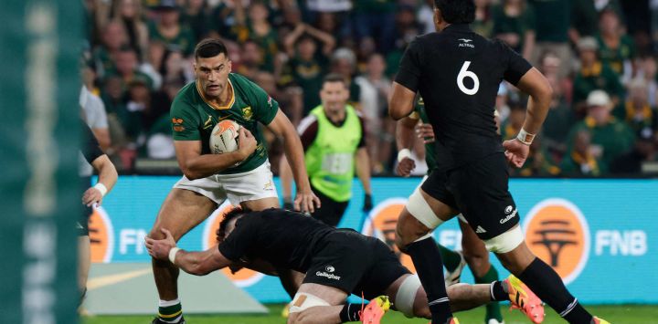 El centro sudafricano Damian de Allende es placado durante el partido internacional de rugby union "La mayor rivalidad del rugby" entre Sudáfrica y Nueva Zelanda en el estadio Ellis Park de Johannesburgo.