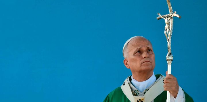 El papa León XIV preside una misa en el puerto de Rimini durante una visita pastoral.