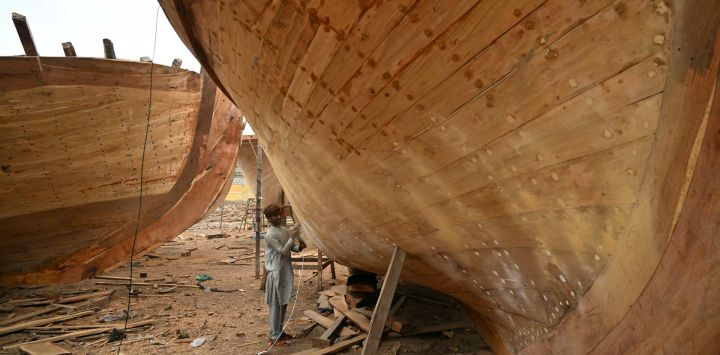 Esta fotografía muestra al artesano Muhammad Asif construyendo una embarcación tradicional de madera en un astillero de Ibrahim Hyderi, en Karachi, Pakistán.