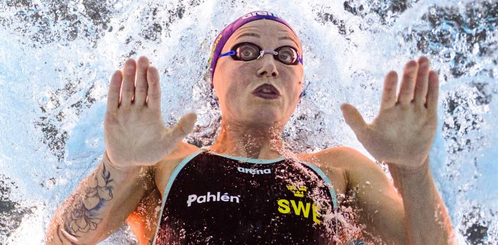 La nadadora sueca Sarah Sjostrom compite durante la semifinal de la prueba de 50 metros mariposa femenina en el Campeonato Europeo de Natación LEN, celebrado en el Centro Acuático Olímpico de Saint-Denis, en las afueras de París, Francia.