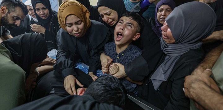 Mohamed, hermano del palestino Islam Ajouri, de 14 años, llora junto a sus familiares la muerte de su hermano en el Hospital Rafidia de Nablus, en la Cisjordania ocupada por Israel, tras haber sido presuntamente asesinado ese mismo día por disparos del ejército israelí en el cercano campamento de refugiados de Askar, según el Ministerio de Salud palestino.