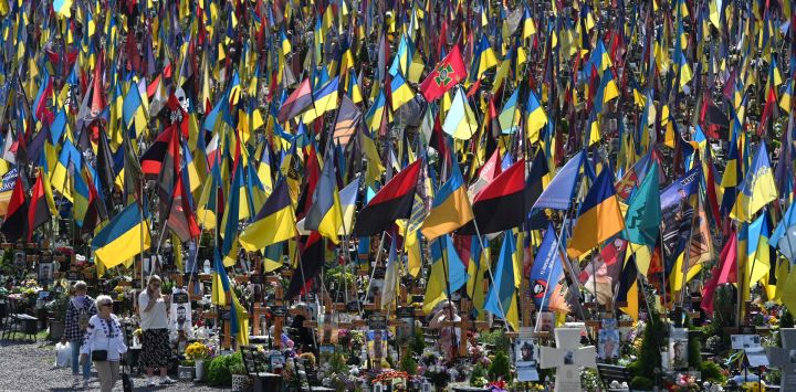 Personas visitan el cementerio de Lychakiv para rendir homenaje a los soldados ucranianos caídos en el Día de la Independencia de Ucrania, en Lviv, en medio de la invasión rusa de Ucrania.
