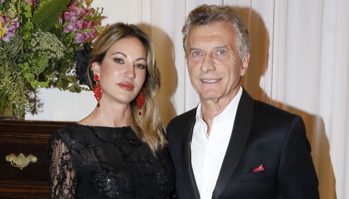 La foto que todos esperaban: el apasionado beso de Mauricio Macri y Lola Teuly en plena fiesta
