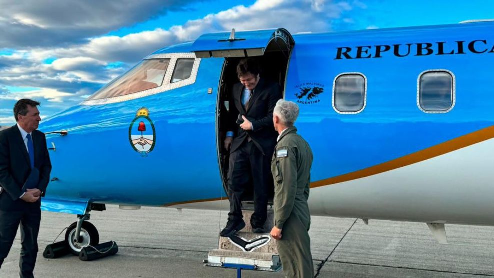 Jaavier Milei en avión presidencial