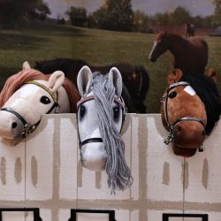 Esta fotografía muestra caballitos de juguete expuestos durante el Campeonato Abierto de Francia de Caballitos de Juguete de 2026, organizado por la Asociación Francesa de Caballitos de Juguete en Saint-Chef, en el centro-este de Francia. | Foto:ALEX MARTIN / AFP
