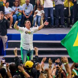 Imagen del senador brasileño, Flavio Bolsonaro, candidato presidencial del Partido Liberal de Brasil, asistiendo a una mitin de campaña, en Río de Janeiro, Brasil. | Foto:inhua/Daniel Ramalho