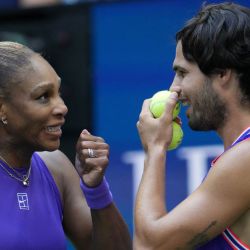 La estadounidense Serena Williams y el español Carlos Alcaraz conversan durante su partido de dobles mixtos contra la suiza Belinda Bencic y el italiano Flavio Cobolli en el torneo US Open 2026, celebrado en el Centro Nacional de Tenis USTA Billie Jean King de Nueva York. | Foto:TIMOTHY A. CLARY / AFP