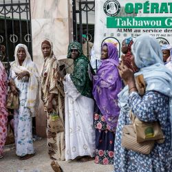 Los seguidores de la hermandad Tijaniyya hacen fila para entrar a una mezquita mientras se reúnen para conmemorar el Mawlid al-Nabi, que marca el nacimiento del profeta Mahoma según el calendario islámico, en Tivaouane. En Senegal, la celebración anual en Tivaouane es una de las mayores concentraciones religiosas musulmanas del país, que atrae a miles de peregrinos porque la ciudad es un importante centro espiritual de la hermandad sufí Tijaniyya. | Foto:Patrick Meinhardt / AFP