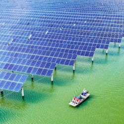 Vista aérea tomada con un dron de trabajadores de mantenimiento patrullando un proyecto híbrido de acuicultura y energía fotovoltaica, en Yangzhou, en la provincia de Jiangsu, en el este de China. | Foto:Xinhua/Ren Fei