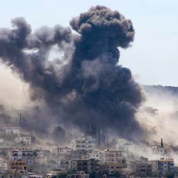 Una fotografía tomada desde la ciudad libanesa de Tiro, en el sur del país, muestra humo elevándose desde el lugar de una serie de ataques aéreos israelíes que tuvieron como objetivo la zona de Al-Mansouri. Líbano se vio envuelto en la guerra de Oriente Medio el 2 de marzo, cuando Hezbolá, grupo proiraní, lanzó cohetes contra Israel en respuesta a los ataques estadounidenses e israelíes que mataron al líder supremo iraní el 28 de febrero de 2026. A pesar del alto fuego de noviembre de 2024, que supuestamente pondría fin a más de un año de hostilidades entre Israel y el grupo Hezbolá, respaldado por Irán, Israel ha continuado los ataques contra Líbano y ha mantenido tropas en zonas del sur del país que consideran estratégicas. | Foto:KAWNAT HAJU / AFP
