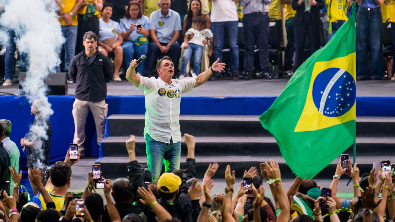 Imagen del senador brasileño, Flavio Bolsonaro, candidato presidencial del Partido Liberal de Brasil, asistiendo a una mitin de campaña, en Río de Janeiro, Brasil. | Foto:inhua/Daniel Ramalho
