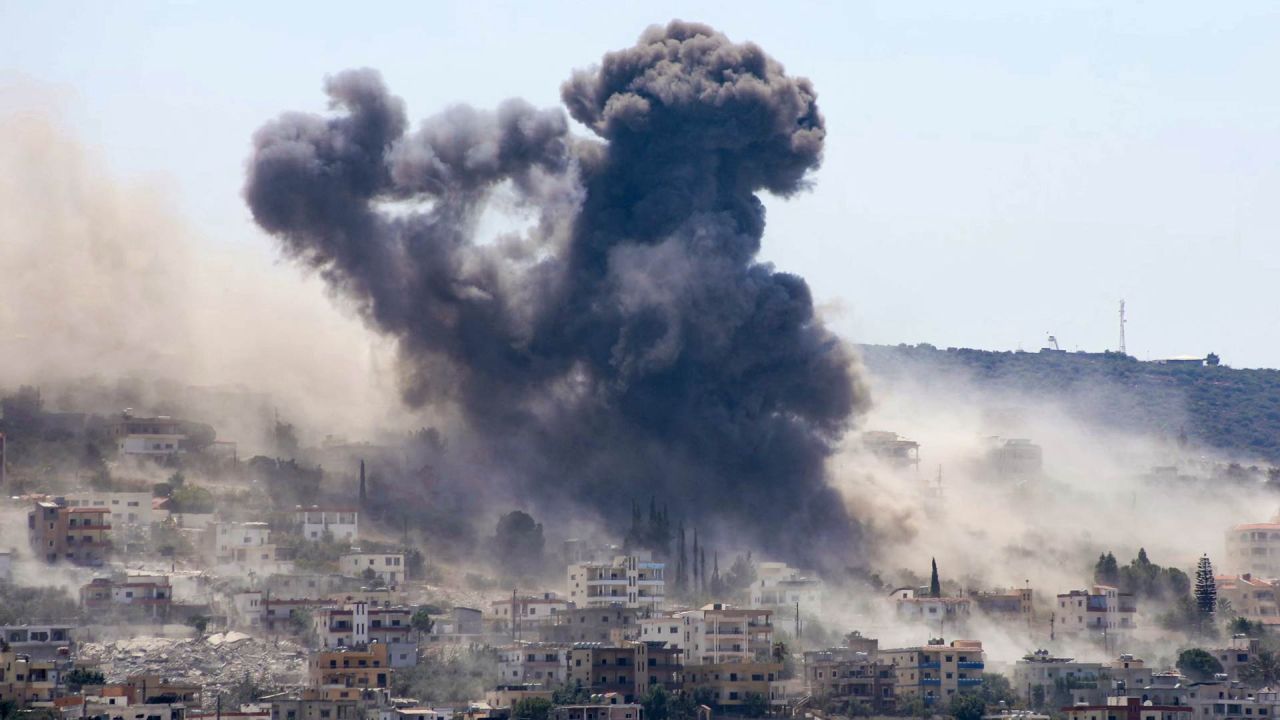 Una fotografía tomada desde la ciudad libanesa de Tiro, en el sur del país, muestra humo elevándose desde el lugar de una serie de ataques aéreos israelíes que tuvieron como objetivo la zona de Al-Mansouri. Líbano se vio envuelto en la guerra de Oriente Medio el 2 de marzo, cuando Hezbolá, grupo proiraní, lanzó cohetes contra Israel en respuesta a los ataques estadounidenses e israelíes que mataron al líder supremo iraní el 28 de febrero de 2026. A pesar del alto fuego de noviembre de 2024, que supuestamente pondría fin a más de un año de hostilidades entre Israel y el grupo Hezbolá, respaldado por Irán, Israel ha continuado los ataques contra Líbano y ha mantenido tropas en zonas del sur del país que consideran estratégicas. | Foto:KAWNAT HAJU / AFP