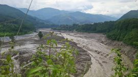 Así son las imágenes más impactantes de la devastación en Nepal y China por las inundaciones que dejaron 98 muertos
