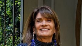 Desde Canadá, Teresa Calandra muestra la combinación más chic: camisa, denim y pañuelo