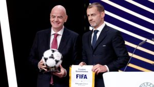 El presidente de la UEFA, Aleksander Ceferin, junto al titular de la FIFA, Gianni Infantino