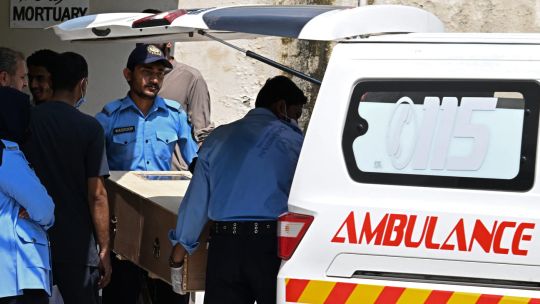 Murieron 14 bebés en el trágico incendio de una maternidad en Pakistán