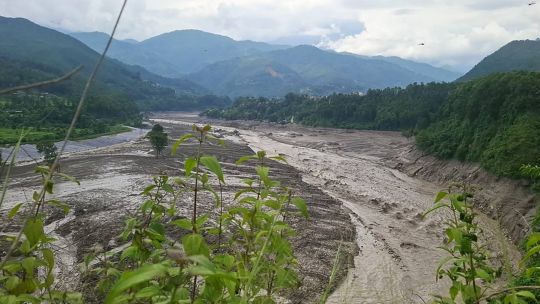 Así son las imágenes más impactantes de la devastación en Nepal y China por las inundaciones que dejaron 98 muertos