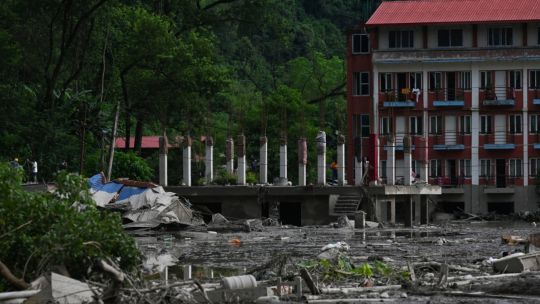 Nepal: las distintas teorías sobre qué provocó la devastadora inundación en la frontera con China