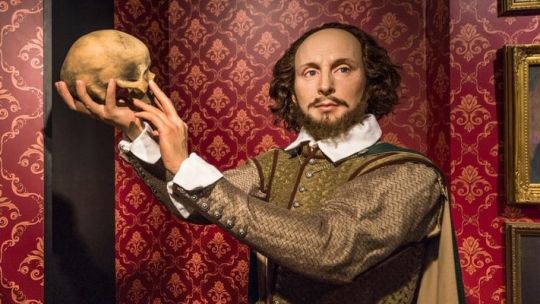 Lautaro Vilo sobre “Shakespeare en el cementerio” en RDEsc: “Es una visita guiada que tiene su propia teatralidad”