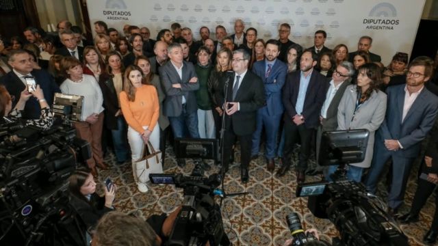 Confrerencia de prensa congreso diputados opositores