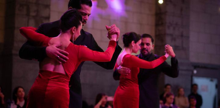 Imagen de bailarines del Laboratorio Coreográfico de Tango, realizando una presentación, en la ciudad de Buenos Aires, capital de Argentina.