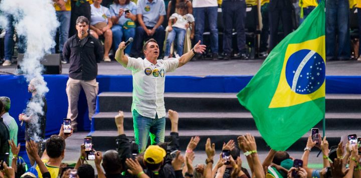 Imagen del senador brasileño, Flavio Bolsonaro, candidato presidencial del Partido Liberal de Brasil, asistiendo a una mitin de campaña, en Río de Janeiro, Brasil.