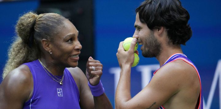 La estadounidense Serena Williams y el español Carlos Alcaraz conversan durante su partido de dobles mixtos contra la suiza Belinda Bencic y el italiano Flavio Cobolli en el torneo US Open 2026, celebrado en el Centro Nacional de Tenis USTA Billie Jean King de Nueva York.
