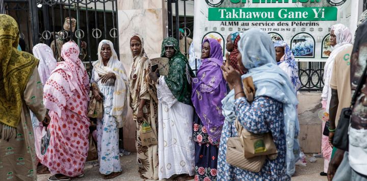 Los seguidores de la hermandad Tijaniyya hacen fila para entrar a una mezquita mientras se reúnen para conmemorar el Mawlid al-Nabi, que marca el nacimiento del profeta Mahoma según el calendario islámico, en Tivaouane. En Senegal, la celebración anual en Tivaouane es una de las mayores concentraciones religiosas musulmanas del país, que atrae a miles de peregrinos porque la ciudad es un importante centro espiritual de la hermandad sufí Tijaniyya.