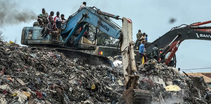 Residentes y rescatistas utilizan una excavadora para buscar cuerpos tras un deslizamiento de tierra ocurrido en el vertedero de Dar es Salaam, en Conakry. Treinta personas murieron y seis resultaron gravemente heridas en las afueras de Conakry, la capital de Guinea, luego de que una montaña de basura en un vertedero se derrumbara sobre viviendas tras las fuertes lluvias, según un comunicado del gobierno.