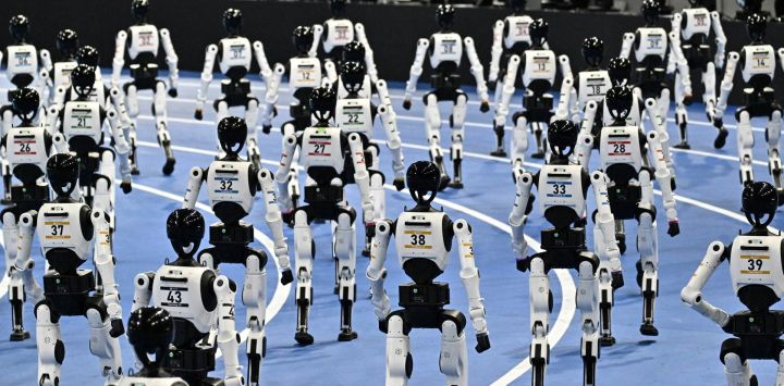 Robots humanoides participan en la ceremonia de apertura de los II Juegos Mundiales de Robots Humanoides en Pekín, China.