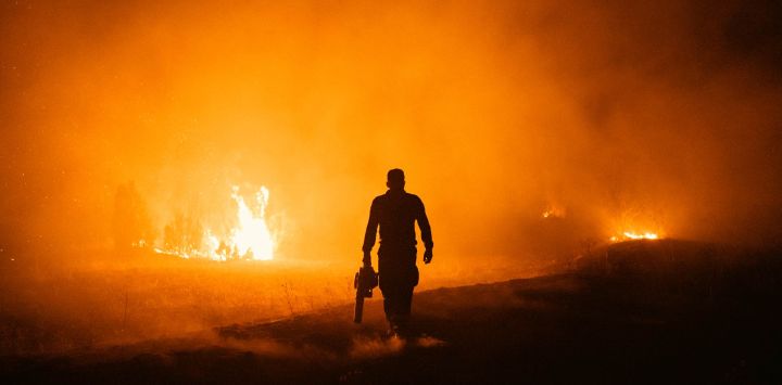 Un bombero combate un incendio forestal en Deliblatska Pescara (Arenas de Deliblato), cerca del pueblo de Dubovac, a unos 70 kilómetros al noreste de Belgrado, Serbia.