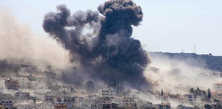 Una fotografía tomada desde la ciudad libanesa de Tiro, en el sur del país, muestra humo elevándose desde el lugar de una serie de ataques aéreos israelíes que tuvieron como objetivo la zona de Al-Mansouri. Líbano se vio envuelto en la guerra de Oriente Medio el 2 de marzo, cuando Hezbolá, grupo proiraní, lanzó cohetes contra Israel en respuesta a los ataques estadounidenses e israelíes que mataron al líder supremo iraní el 28 de febrero de 2026. A pesar del alto fuego de noviembre de 2024, que supuestamente pondría fin a más de un año de hostilidades entre Israel y el grupo Hezbolá, respaldado por Irán, Israel ha continuado los ataques contra Líbano y ha mantenido tropas en zonas del sur del país que consideran estratégicas.