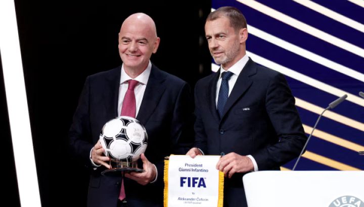 El presidente de la UEFA, Aleksander Ceferin, junto al titular de la FIFA, Gianni Infantino