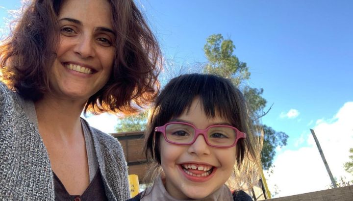 Qué enfermedad tiene Elena, la hija de Julieta Díaz y cómo es su crianza