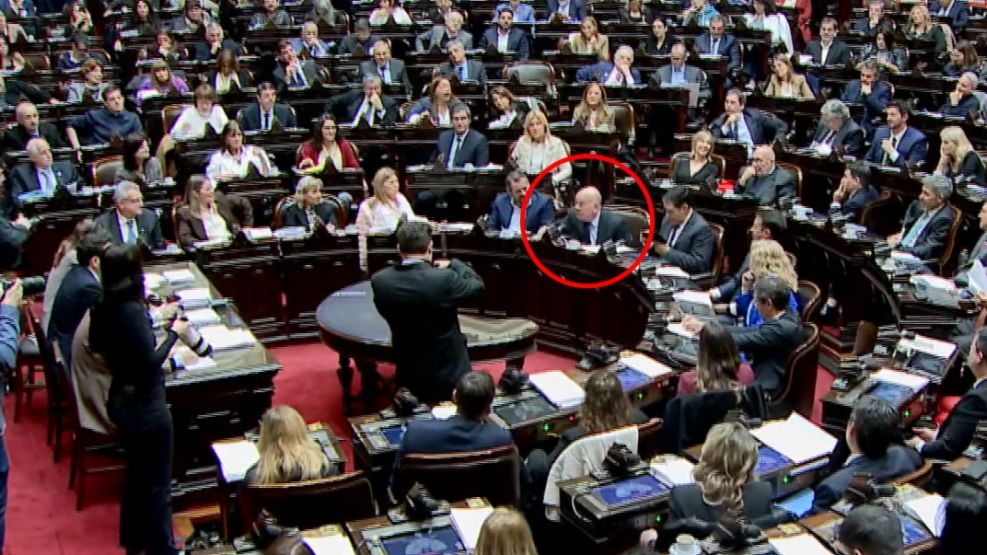 Aldo Leiva intentando hablar con el microfono muteado