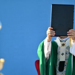 El papa León XIV preside una misa en el puerto de Rimini durante una visita pastoral. | Foto:STEFANO RELLANDINI / AFP