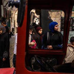 Fieles musulmanes compran artículos mientras se reúnen para las celebraciones del Mawlid al-Nabi, el aniversario del nacimiento del profeta Mahoma, en la Ciudad Vieja de Jerusalén. | Foto:JOHN WESSELS / AFP