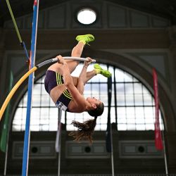 La estadounidense Hana Moll compite en la prueba de salto con pértiga femenino de la Wanda Diamond League - Weltklasse Zurich 2026, que forma parte del encuentro de atletismo de la IAAF Diamond League de World Athletics, celebrado en el Wanner Hall de la estación central de trenes de Zúrich. | Foto:FABRICE COFFRINI / AFP