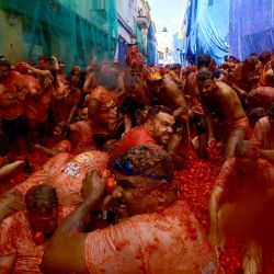 Los asistentes a la "Tomatina", la tradicional batalla gastronómica anual, participaron en la localidad española de Buñol. | Foto:Jose Jordan / AFP