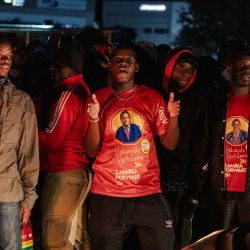 Los partidarios del presidente electo de Zambia, Hakainde Hichilema, celebran su victoria en las calles tras el anuncio de la Comisión Electoral de Zambia en Lusaka. Reelegido para un segundo mandato al frente de Zambia, Hakainde Hichilema no pierde oportunidad de recordar su infancia como pastor de vacas descalzo en respuesta a las críticas que lo retratan como un magnate desconectado de la realidad y cada vez más inclinado a métodos de línea dura. El empresario de 64 años, a quien se le atribuye la reestructuración de la deuda del país y la gratuidad de la educación, ganó las elecciones con cerca del 60% de los votos, derrotando a Brian Mundubile, exministro del gobierno de Lungu (casi el 38%), quien solo pudo organizar una campaña de última hora. | Foto:GIANLUIGI GUERCIA / AFP