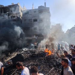 Palestinos inspeccionan los daños en el lugar de un ataque aéreo israelí en la ciudad de Gaza. Gaza sigue sumida en la violencia diaria, con el ejército israelí y Hamás acusándose mutuamente de violar la tregua vigente desde el 10 de octubre. La guerra arrasó grandes extensiones del territorio, desplazó a la mayor parte de la población al menos una vez y dejó a cientos de miles de personas viviendo en tiendas de campaña y refugios temporales. | Foto:OMAR AL-QATTAA / AFP