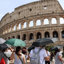 Turistas se protegen del Sol con sombrillas cerca del Coliseo durante una ola de calor, en Roma, Italia. | Foto:Xinhua/Wang Kaiyan