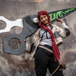 Una cosplayer vestida como Riyo, un personaje de la popular serie de manga Gachiakuta, posa para que los fans le tomen fotos durante la convención Otamatsuri en Nairobi. El entusiasmo por el mundo del cosplay está creciendo en Kenia, donde más de 4.000 personas asistieron a la convención Otamatsuri en la capital. El encuentro anual, que se celebra desde 2019, reúne a fans del anime, los videojuegos y el manga, y culmina con una competición de cosplay. El evento es un desfile de personajes de series de manga como One Piece y Naruto, entre otras, cuyos arcos argumentales inspiran a los cosplayers con temas de "perseverancia" y "renacimiento", explican, al tiempo que señalan que su comunidad todavía suele ser incomprendida en Kenia. | Foto:LUIS TATO / AFP