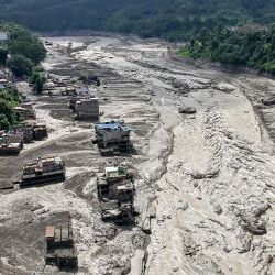Varias casas quedaron parcialmente sumergidas en agua lodosa a orillas de un río tras las inundaciones repentinas en Trishuli Bazar, distrito de Nuwakot, Nepal. Una inundación masiva azotó el distrito de Rasuwa, al norte de Nepal, causando daños en carreteras e infraestructura eléctrica mientras las autoridades se esforzaban por evaluar la magnitud de la destrucción. | Foto:PRABIN RANABHAT / AFP