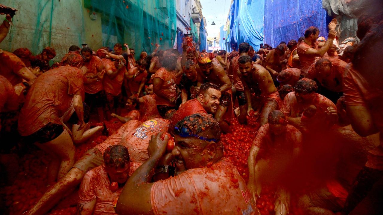 Los asistentes a la "Tomatina", la tradicional batalla gastronómica anual, participaron en la localidad española de Buñol. | Foto:Jose Jordan / AFP